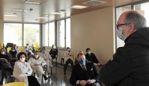 Il vicegovernatore del Friuli Venezia Giulia con delega alla Salute Riccardo Riccardi durante il suo intervento all'ospedale di San Daniele